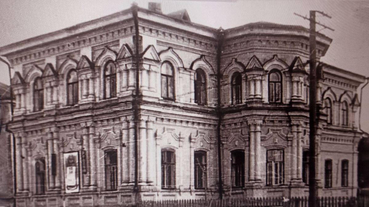 Из альбома «Старый Сарапул». Фото в период нахождения в здании школы № 18. Точная дата неизвестна., архивная фотография. Домовая церковь Анны пророчицы при бывшем приюте купца Н.В. Смагина для сирот и больных детей, Сарапул (Сарапульский район и г. Сарапул, Республика Удмуртия)