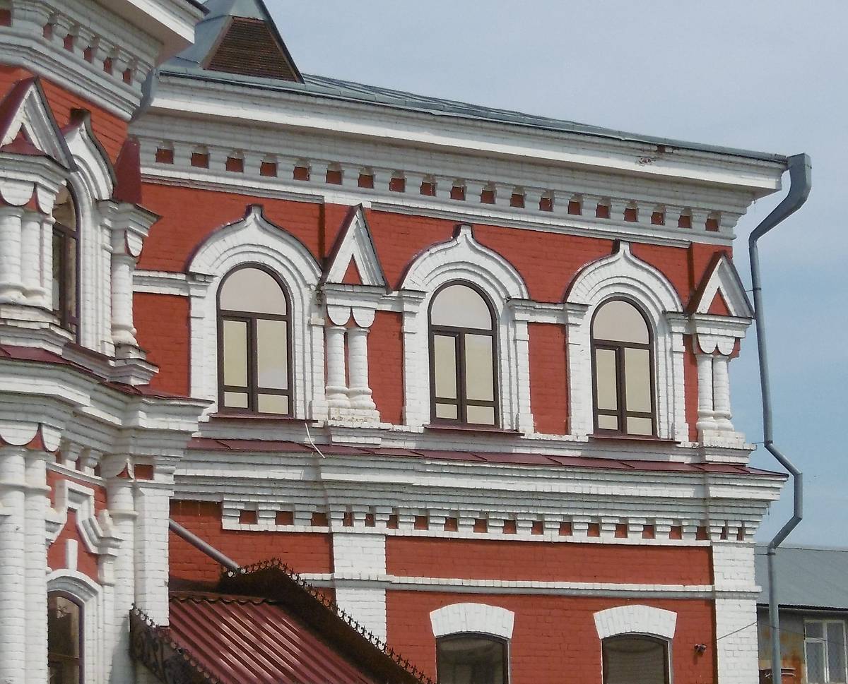 Окна на 2-м этаже, где располагалась домовая церковь приюта., архитектурные детали. Домовая церковь Анны пророчицы при бывшем приюте купца Н.В. Смагина для сирот и больных детей, Сарапул (Сарапульский район и г. Сарапул, Республика Удмуртия)
