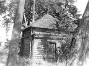 Неизвестная часовня, Часовня находилась неподалеку от полуразрушенной церкви на кладбище, Юханово, Торопецкий район, Тверская область