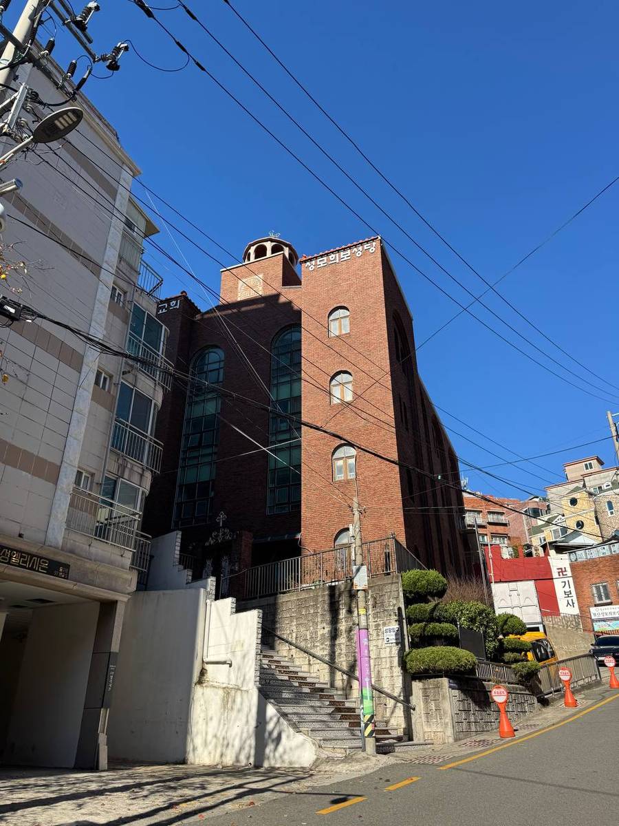 общий вид в ландшафте. Церковь Рождества Пресвятой Богородицы, Пусан (Республика Корея, Прочие страны)