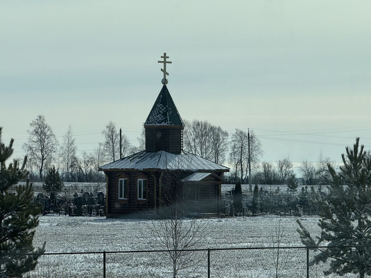 Вид с Советской улицы, общий вид в ландшафте. Часовня Серафима Саровского на новом кладбище, Водоватово (Арзамасский район и г. Арзамас, Нижегородская область)