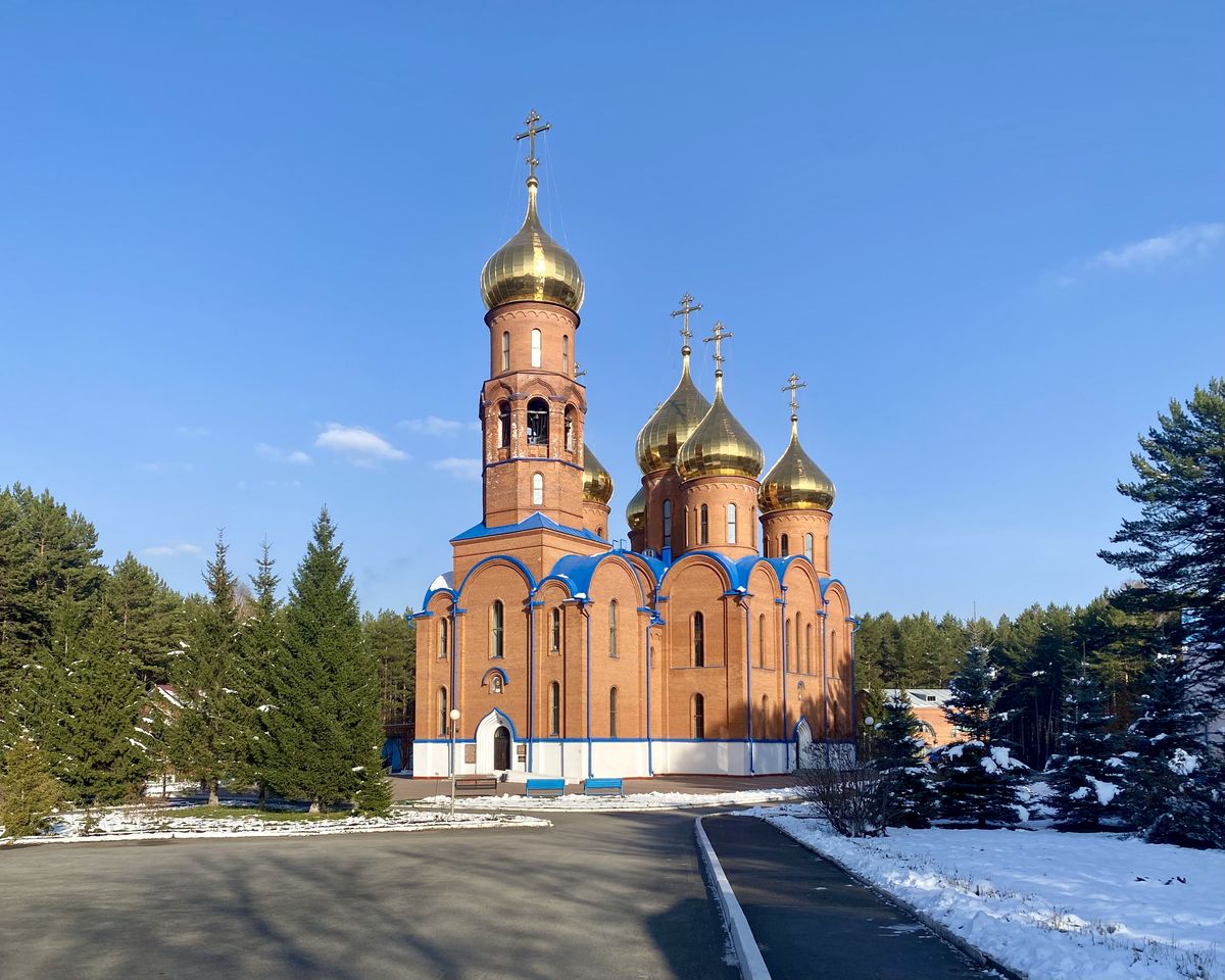 Вид от стоянки, фасады. Собор Рождества Иоанна Предтечи, Прокопьевск (Прокопьевский район и г. Прокопьевск, Кемеровская область)