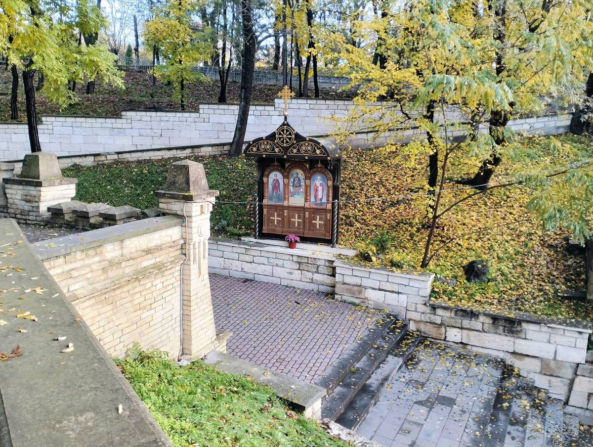 Часовня-киот иконы «Богоматери Живоносного источника», «Пантелеимона целителя» и «Николая Чудотворца» расположена на нижней аллее парка, напротив дефферирующего бассейна источника №17, дополнительная информация. Часовня иконы Божией Матери "Живоносный источник", Пантелеимона Целителя и Николая Чудотворца, Ессентуки (Ессентуки, город, Ставропольский край)