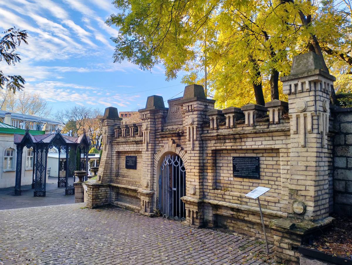 Дефферирующий бассейн источника №17, в стене которого в 1912 г. был  был устроен и освящён киот, в центре которого стояла икона Божией Матери «Живоносный Источник» 
, дополнительная информация. Часовня иконы Божией Матери "Живоносный источник", Пантелеимона Целителя и Николая Чудотворца, Ессентуки (Ессентуки, город, Ставропольский край)