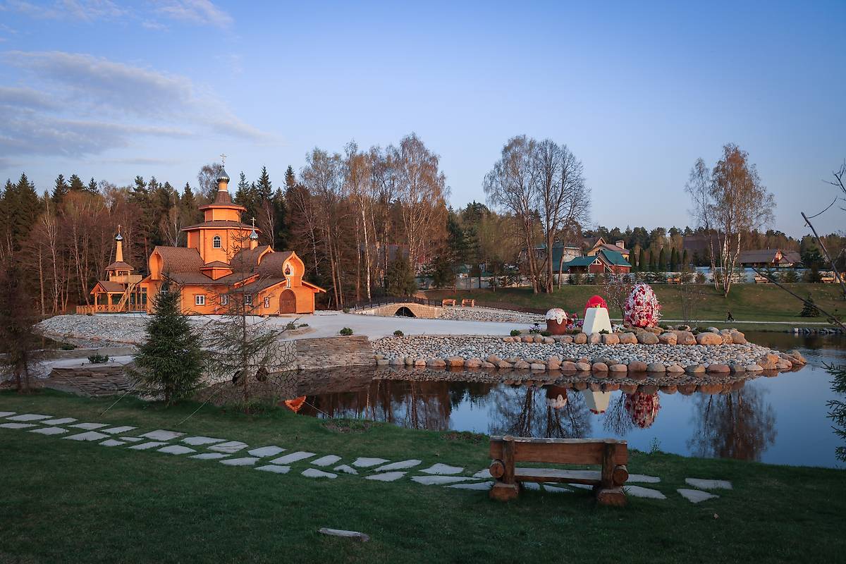 общий вид в ландшафте. Церковь "Умягчение злых сердец" (Семистрельной) иконы Божией Матери, Сераксеево (Серпуховский городской округ и гг. Протвино, Пущино, Московская область)