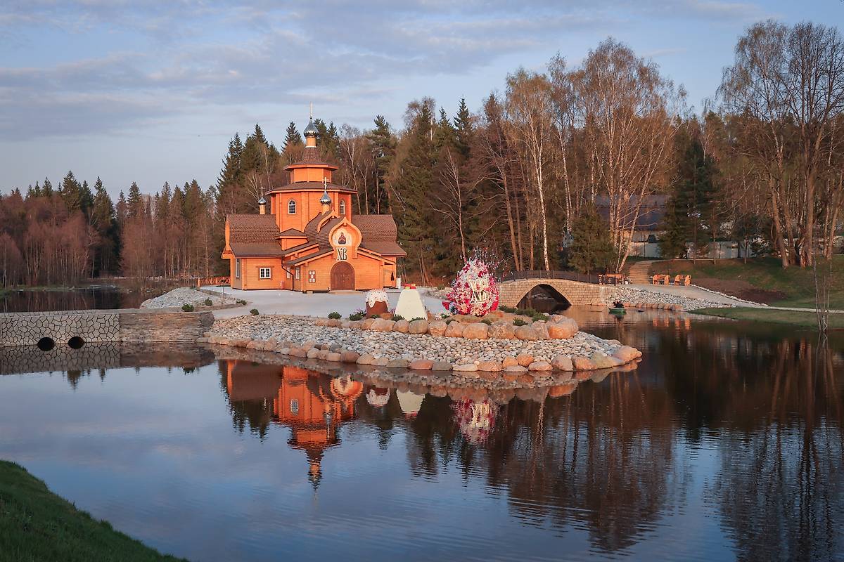 общий вид в ландшафте. Церковь "Умягчение злых сердец" (Семистрельной) иконы Божией Матери, Сераксеево (Серпуховский городской округ и гг. Протвино, Пущино, Московская область)