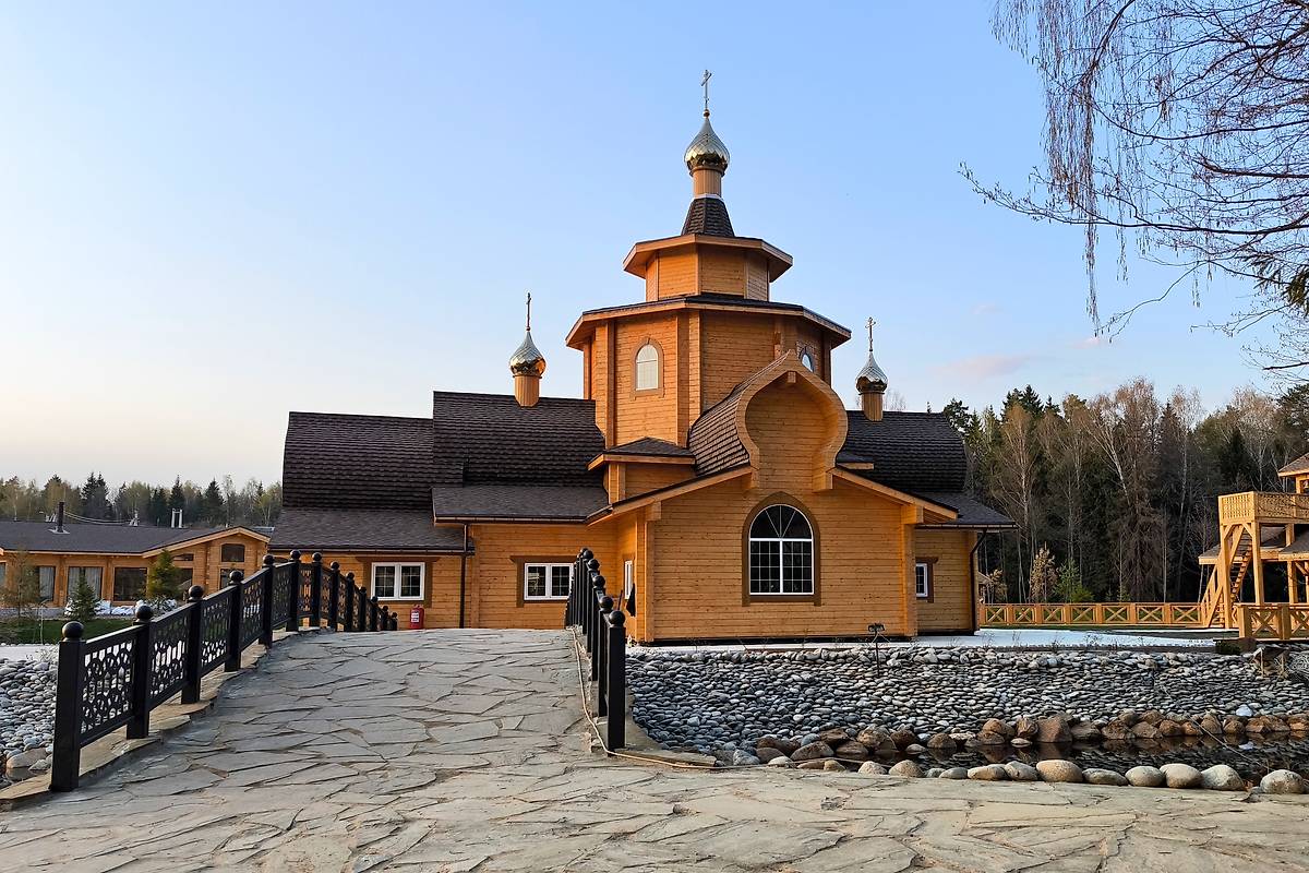 общий вид в ландшафте. Церковь "Умягчение злых сердец" (Семистрельной) иконы Божией Матери, Сераксеево (Серпуховский городской округ и гг. Протвино, Пущино, Московская область)