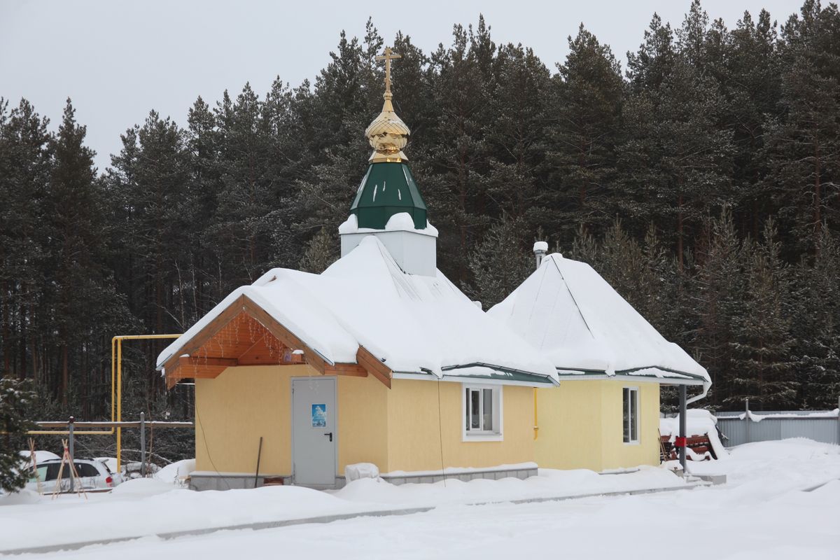 Часовня (?) и святой источник (справа), дополнительная информация. Церковь Андрея Первозванного, Исеть (Верхняя Пышма (ГО Верхняя Пышма и ГО Среднеуральск), Свердловская область)