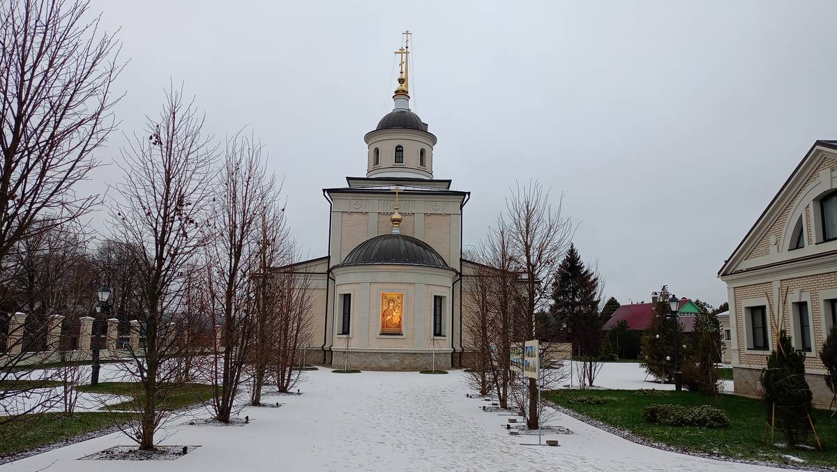 на месте утраченного храма в 2025 году построили новый храм, фасады. Церковь Смоленской иконы Божией Матери (новая), Бунырево (Алексинский район и пос. Новогуровский, Тульская область)