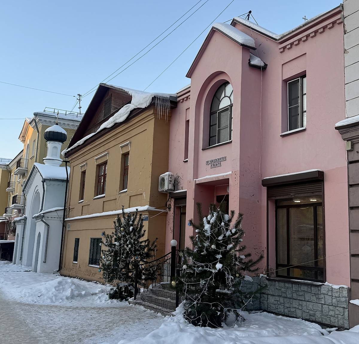 Вид с юга. Слева видны монастырские ворота, справа — церковная лавка, фасады. Вознесенский монастырь, Великие Луки (Великолукский район и г. Великие Луки, Псковская область)