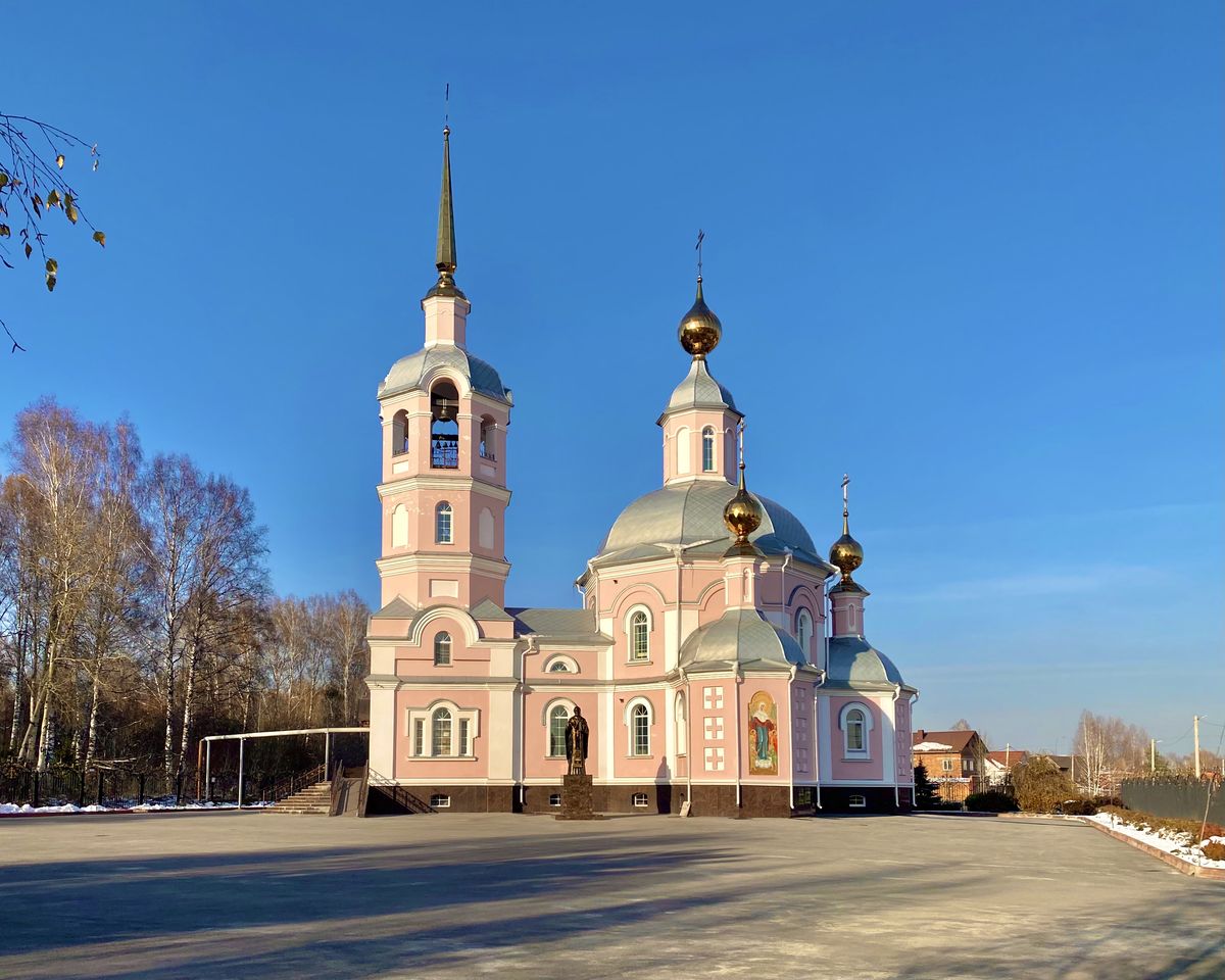 Вид от стоянки, фасады. Церковь Николая Чудотворца, Новосафоновский (Прокопьевский район и г. Прокопьевск, Кемеровская область)