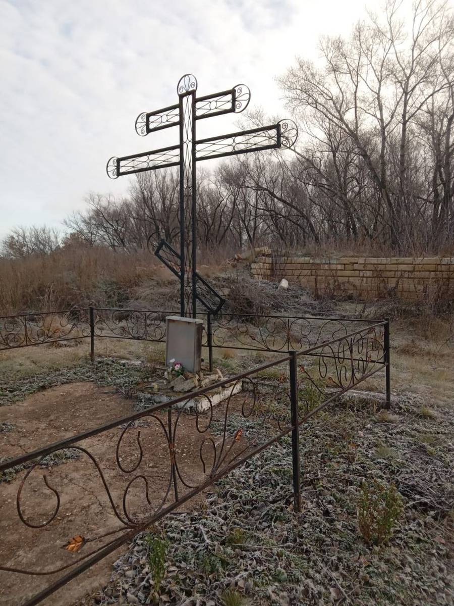 Поклонный крест на месте разрушенной церкви, общий вид в ландшафте. Церковь Димитрия Солунского, Марьевка (Октябрьский район, Оренбургская область)