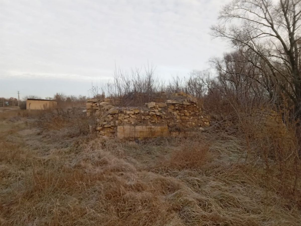 Остатки фундамента церкви, общий вид в ландшафте. Церковь Димитрия Солунского, Марьевка (Октябрьский район, Оренбургская область)