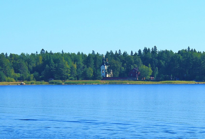 Вид Коневского скита с Ладожского озера, общий вид в ландшафте. Рождества Пресвятой Богородицы Коневский монастырь. Коневский скит, Коневец, остров (Приозерский район, Ленинградская область)