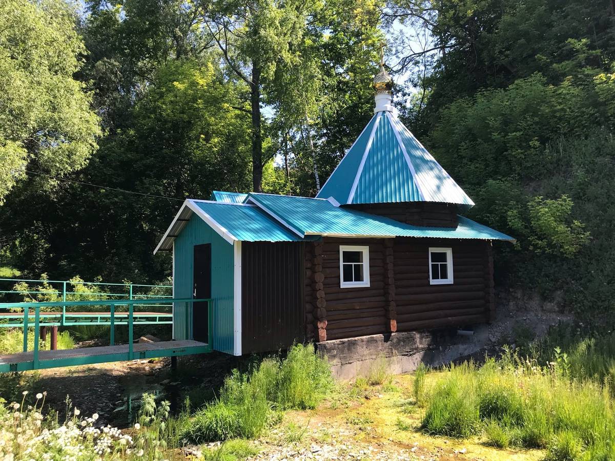 общий вид в ландшафте. Часовня-купель Казанской иконы Божией Матери, Лельвиж (Кукморский район, Республика Татарстан)