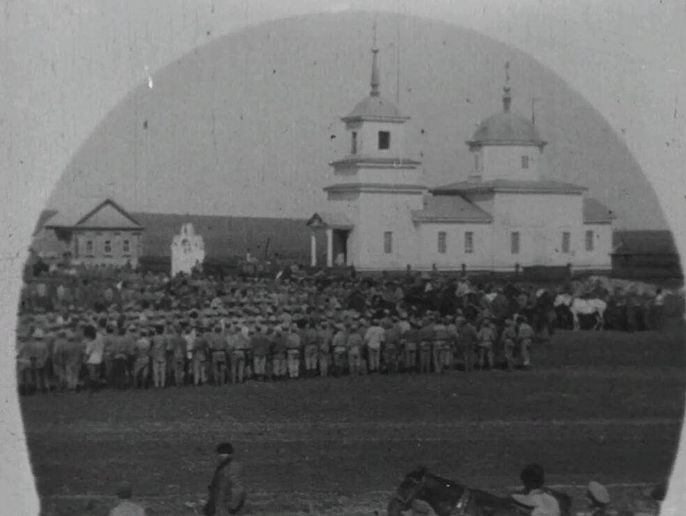 Кадр из кинохроники посещения председателем Реввоенсовета Республики Л.Д. Троцким войск 4-й армии Восточного фронта Рабоче-крестьянской Красной Армии в сентябре 1918 года. Источник: oldsaratov.ru/photo/gubernia/49933, архивная фотография. Церковь Покрова Пресвятой Богородицы, Раевка (Ивантеевский район, Саратовская область)