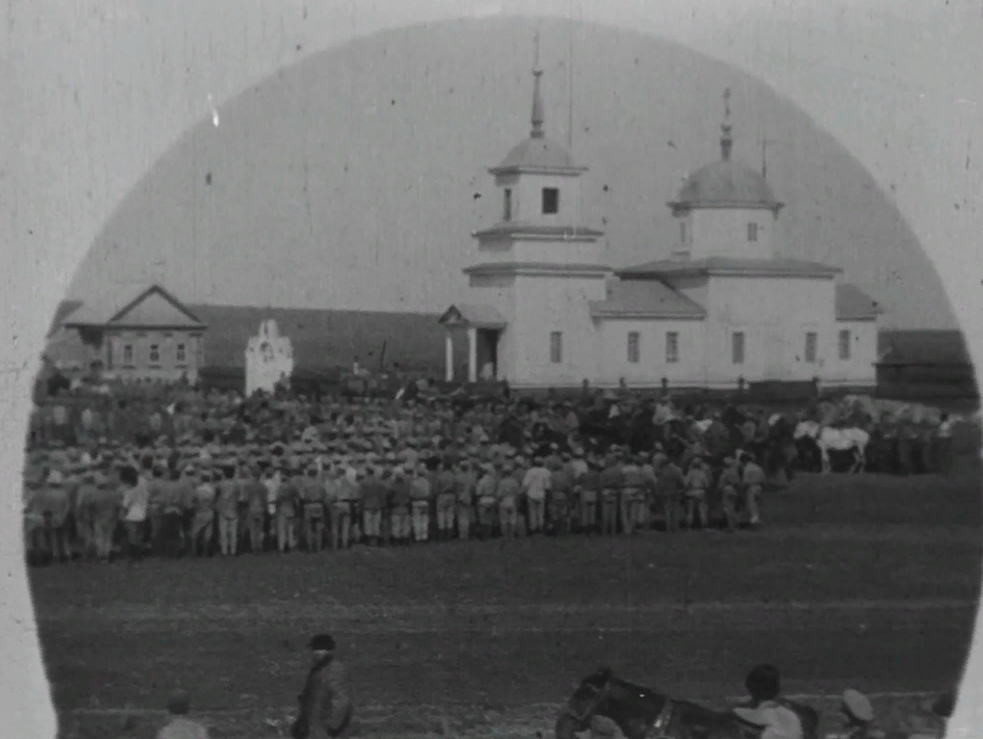 Кадр из кинохроники посещения председателем Реввоенсовета Республики Л.Д. Троцким войск 4-й армии Восточного фронта Рабоче-крестьянской Красной Армии в сентябре 1918 года. Источник: oldsaratov.ru/photo/gubernia/49933, архивная фотография. Церковь Покрова Пресвятой Богородицы, Раевка (Ивантеевский район, Саратовская область)