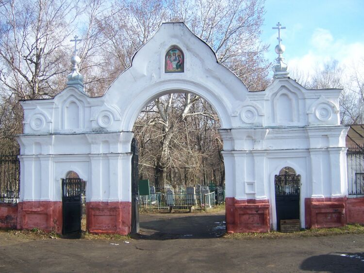 Ворота при входе на кладбище, где установлена часовня. Видимо, когда-то, забор и ворота входили в ансамль кладбищенской церкви., дополнительная информация. Церковь Троицы Живоначальной, Шуя (Шуйский район, Ивановская область)