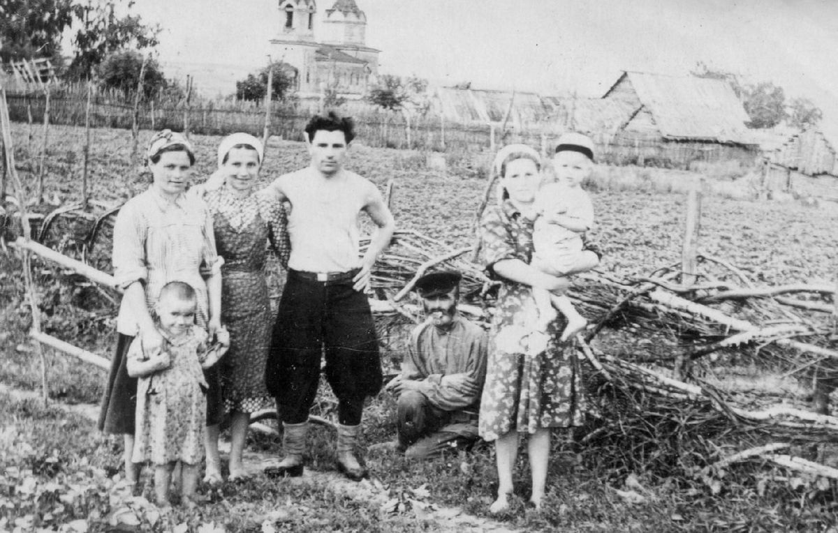 Возможно, единственное сохранившееся изображение церкви (на заднем фоне). Источник: https://vk.com/wall368224972_246, архивная фотография. Церковь иконы Божией Матери "Знамение", Сосновка (Ардатовский район, Нижегородская область)