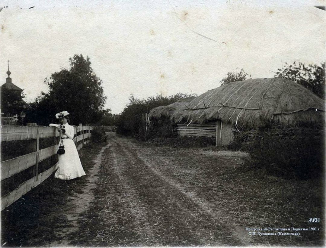 Церковь на дальнем плане. 1901 г. Источник: https://vk.com/@selo_podvyazye-cerkov-svyatitelya-vasiliya-velikogo, архивная фотография. Церковь Василия Великого, Подвязье (Богородский район, Нижегородская область)