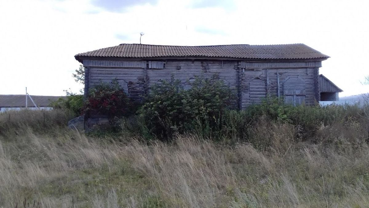 Северный фасад . 5 окон и дверь справа имеют верх  в форме трапеции ., фасады. Неизвестная церковь, Карлинское (Майнский район, Ульяновская область)