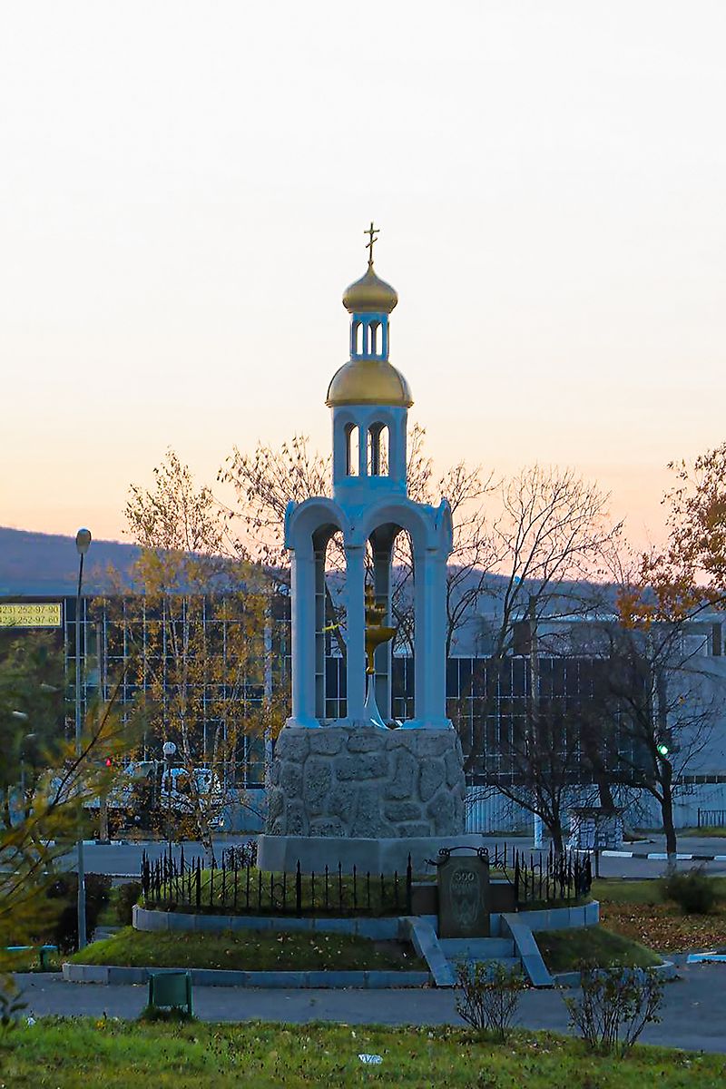 общий вид в ландшафте. Часовня-памятник в честь 300-летия Российского флота, Фокино (Фокино, город, Приморский край)