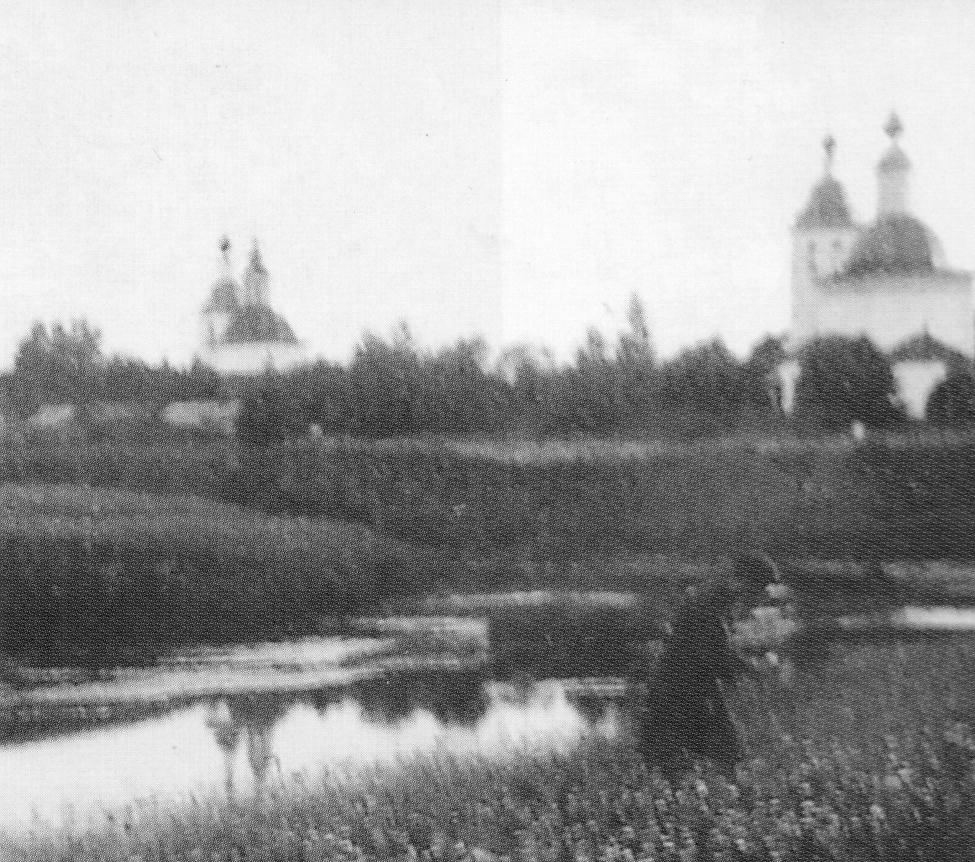 Крестовоздвиженская слева и Богоявленская справа церкви, архивная фотография. Церковь Воздвижения Креста Господня, Никольское (Кадуйский район, Вологодская область)