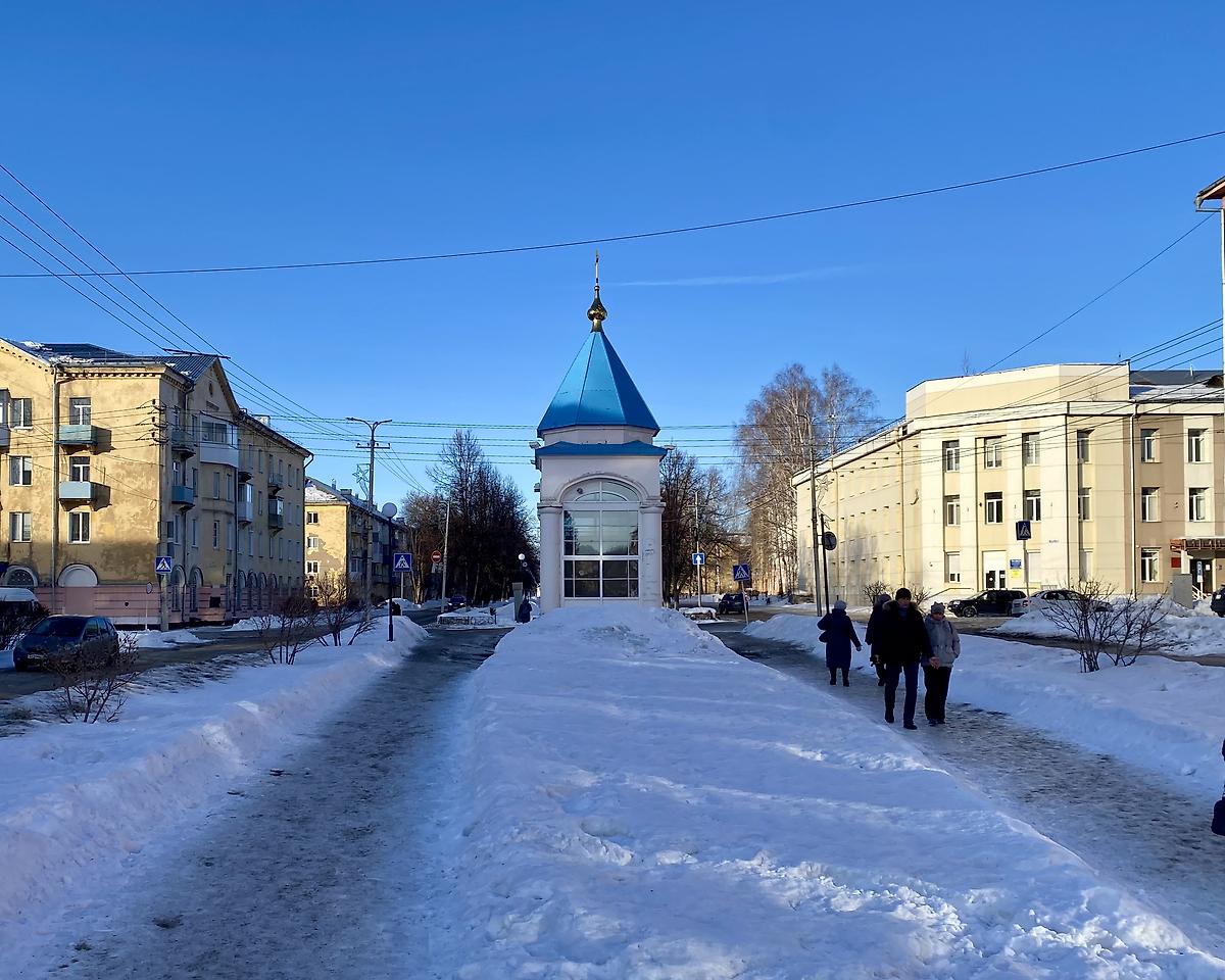 Вид с алеи, общий вид в ландшафте. Часовня иконы Божией Матери "Утоли моя печали", Осинники (Осинники, город, Кемеровская область)