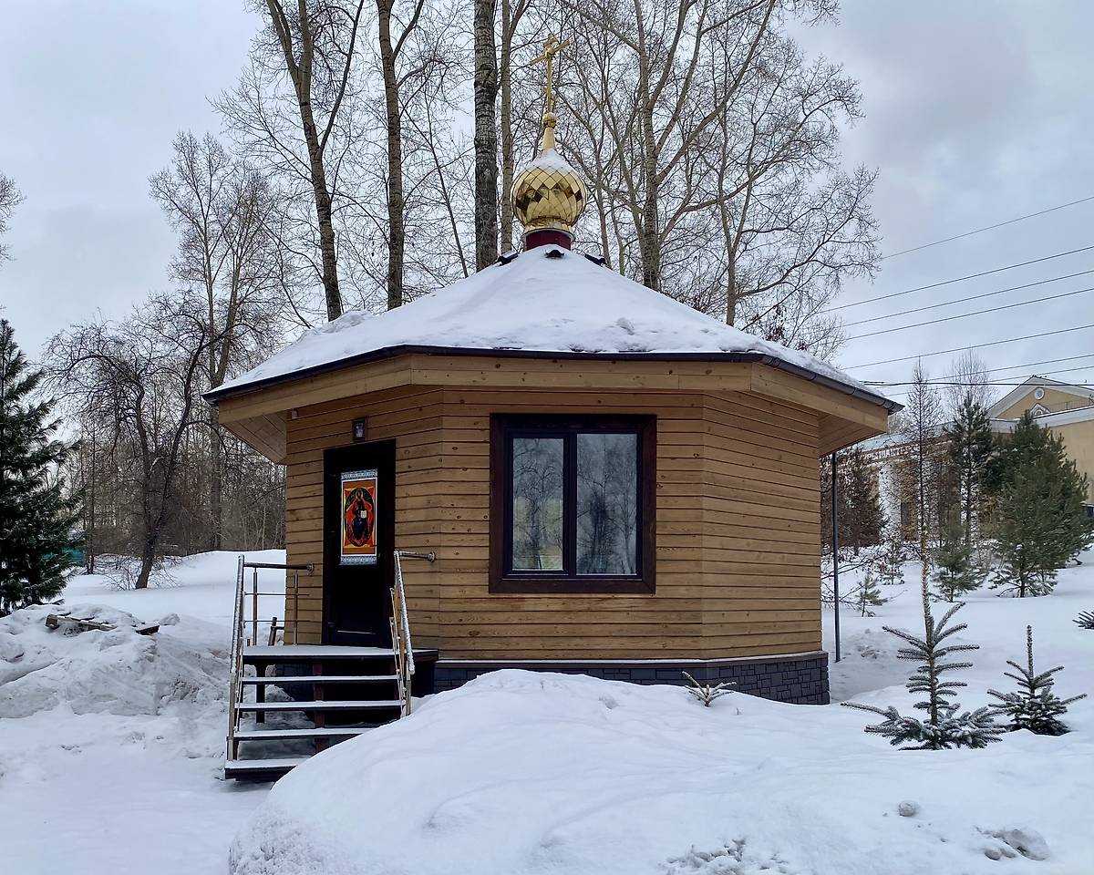Во время ремонта храма службы проводились в этом  здании. Сейчас используется для хоз. нужд., дополнительная информация. Церковь Михаила Архангела, Кемерово (Кемерово, город, Кемеровская область)
