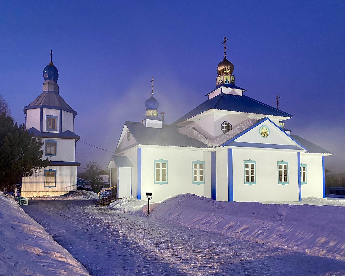 Вид от калитки, фасады. Церковь Успения Пресвятой Богородицы, Атаманово (Новокузнецкий район и г. Новокузнецк, Кемеровская область)