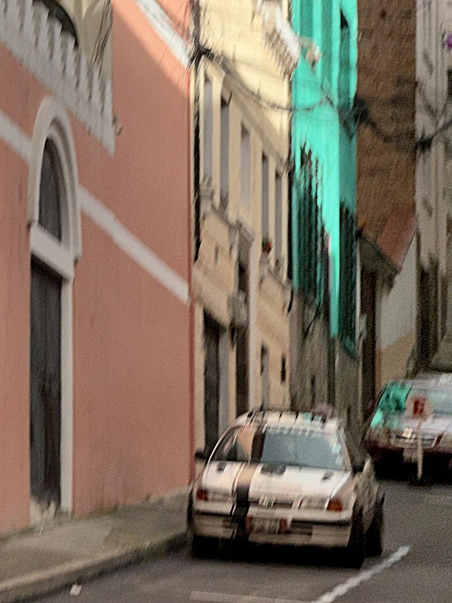 Монастырь - бежевое здание в глубине улицы, дополнительная информация. Воскресенский монастырь, Кито (Эквадор, Прочие страны)