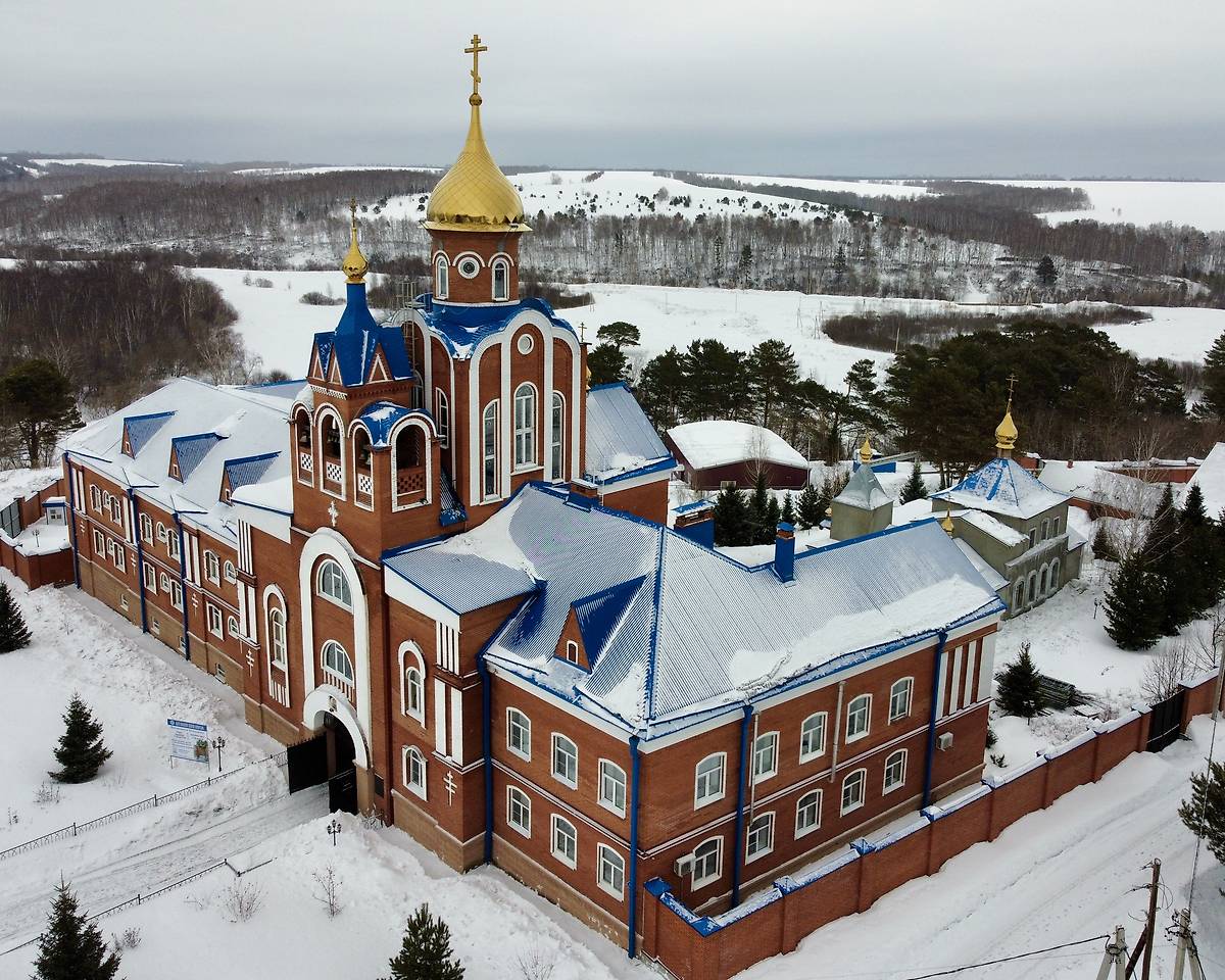 Корпус монастыря с надвратной церковью, вид с ЮЗ, фасады. Успенский женский монастырь.  Надвратная церковь Успения Пресвятой Богородицы, Елыкаево (Кемеровский район, Кемеровская область)