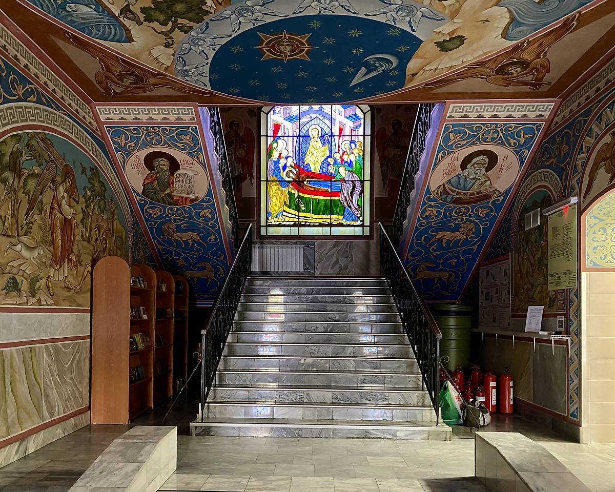 Лестница к церкви, вид от входа, интерьер и убранство. Успенский женский монастырь.  Надвратная церковь Успения Пресвятой Богородицы, Елыкаево (Кемеровский район, Кемеровская область)