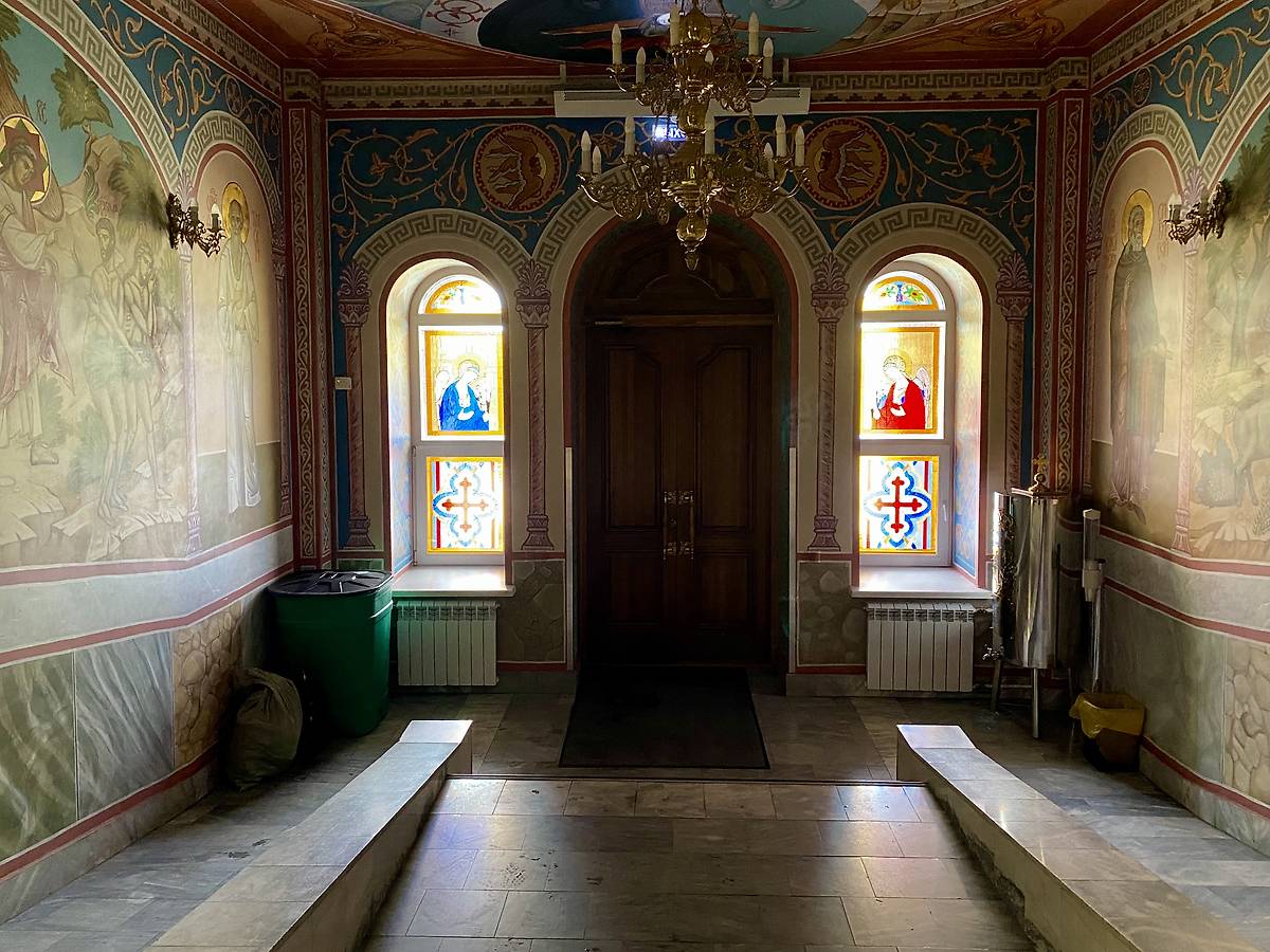 Вид на вход в церковь с лестницы , интерьер и убранство. Успенский женский монастырь.  Надвратная церковь Успения Пресвятой Богородицы, Елыкаево (Кемеровский район, Кемеровская область)