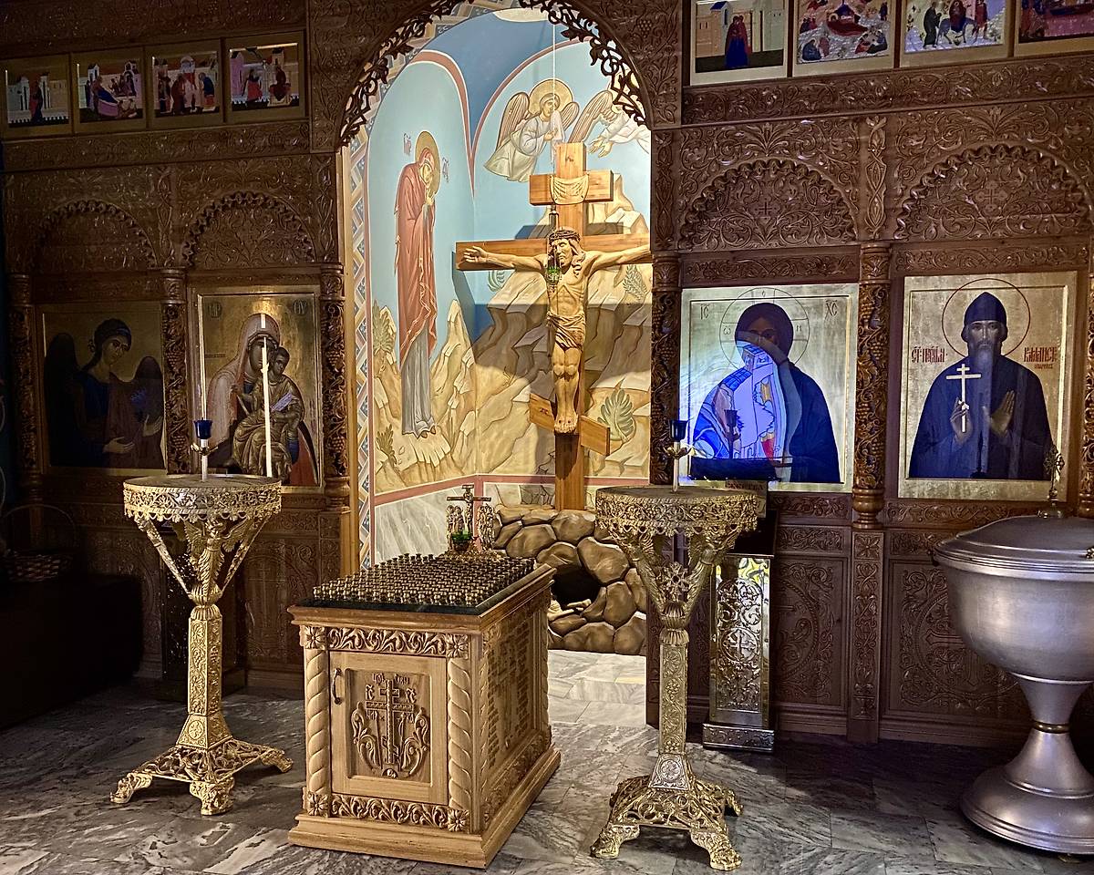 Второй этаж, перед входом в среднюю часть храма, интерьер и убранство. Успенский женский монастырь.  Надвратная церковь Успения Пресвятой Богородицы, Елыкаево (Кемеровский район, Кемеровская область)