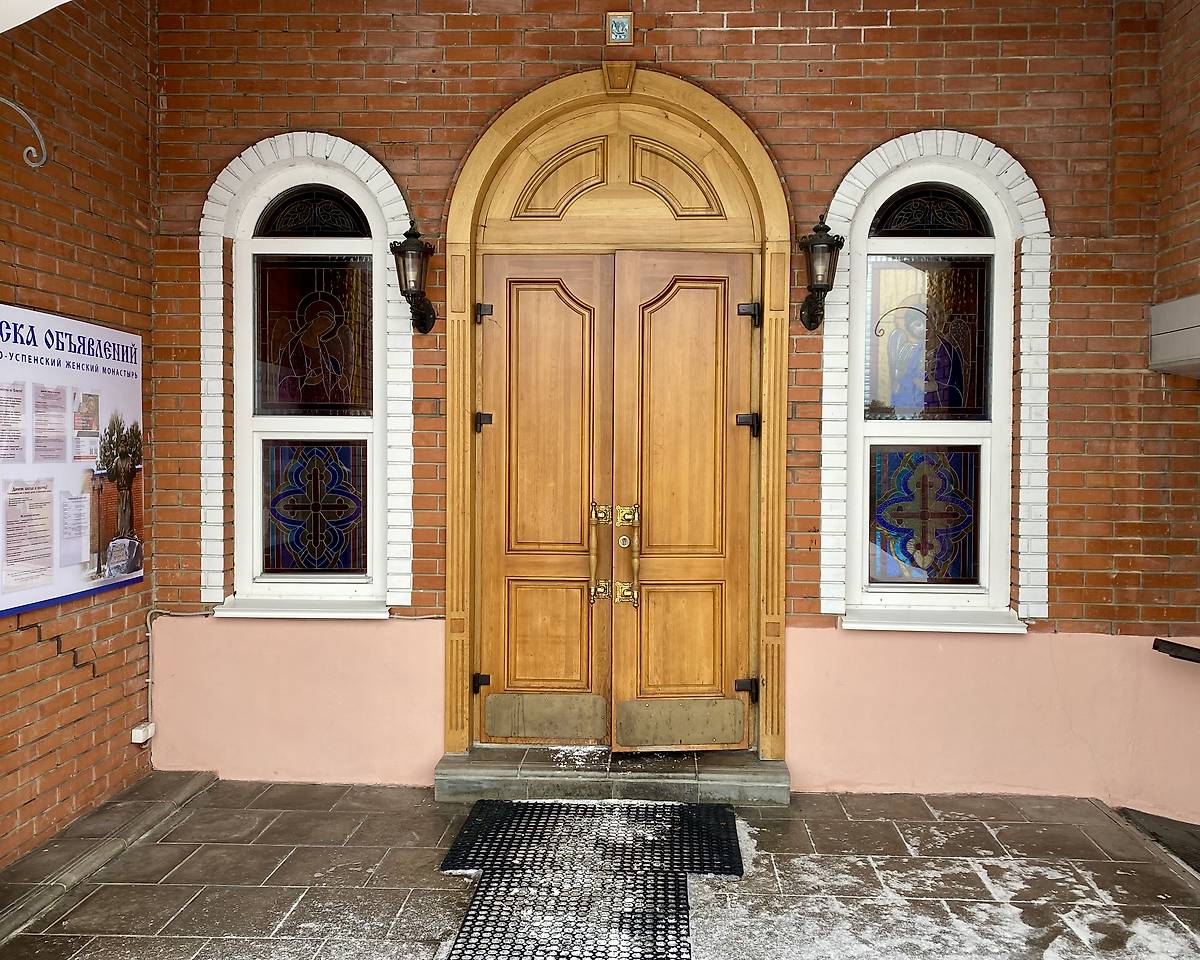 Вход в церковь, дополнительная информация. Успенский женский монастырь.  Надвратная церковь Успения Пресвятой Богородицы, Елыкаево (Кемеровский район, Кемеровская область)