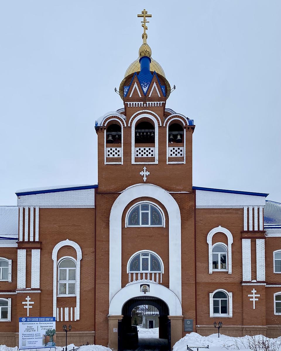 Центральная часть здания с надвратной церковью на втором этаже, фасады. Успенский женский монастырь.  Надвратная церковь Успения Пресвятой Богородицы, Елыкаево (Кемеровский район, Кемеровская область)