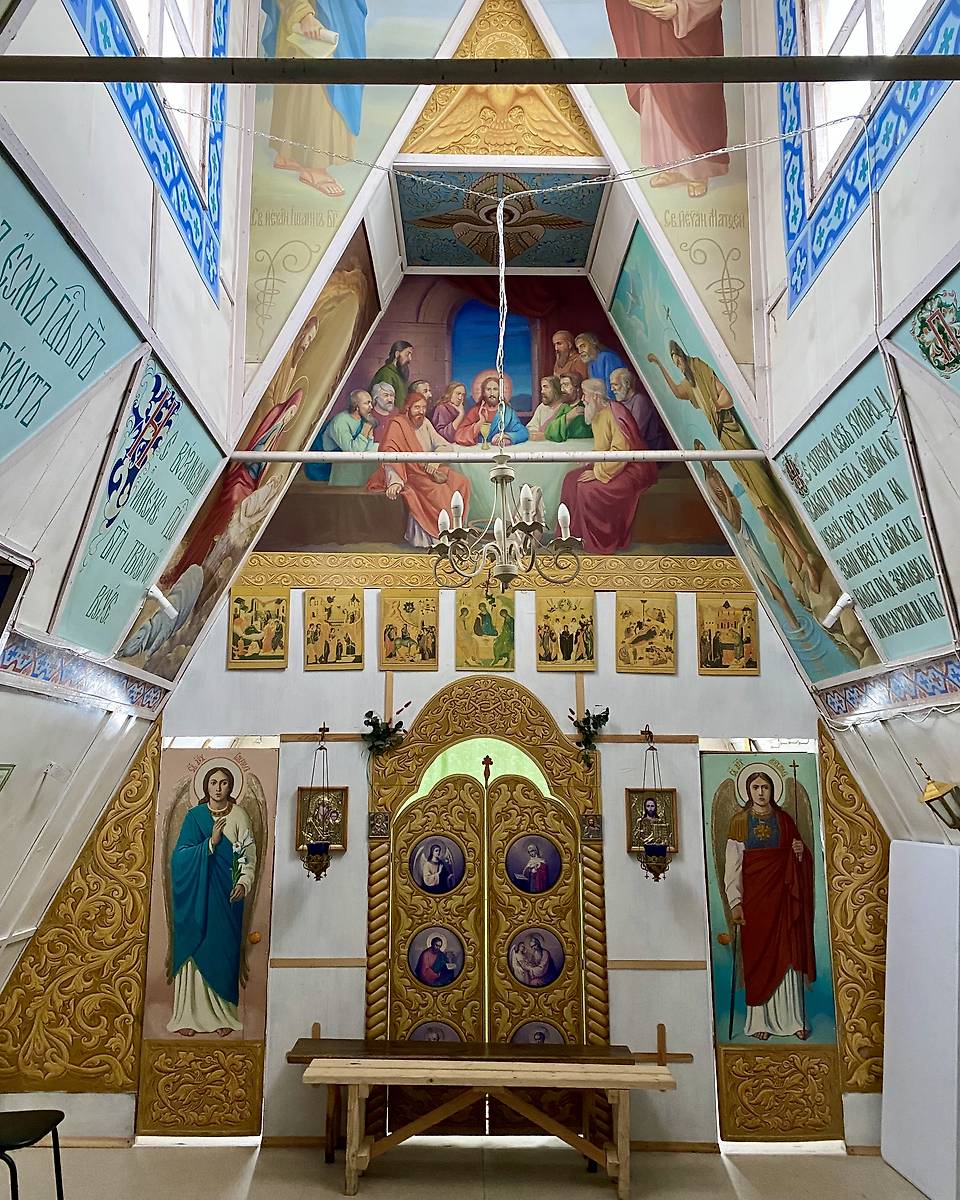 Вид от входа, интерьер и убранство. Церковь Троицы Живоначальной (временная), Старочервово (Кемеровский район, Кемеровская область)