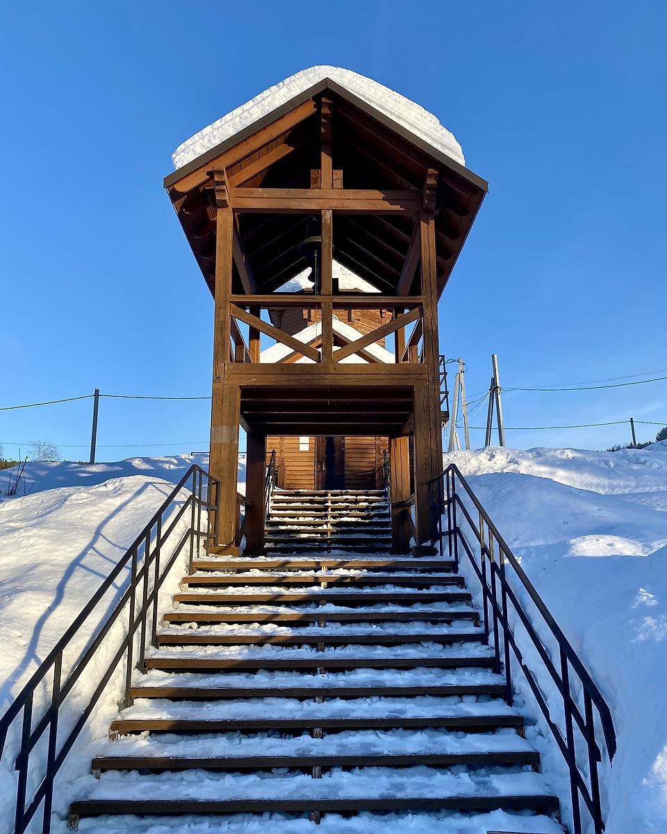 Лестница от источника к хаму проходит под звонницей, дополнительная информация. Храм-часовня Воздвижения Креста Господня, Мирный (Осинники, город, Кемеровская область)