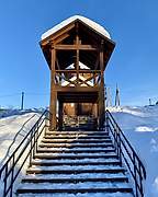 Храм-часовня Воздвижения Креста Господня, Лестница от источника к хаму проходит под звонницей, Мирный, Осинники, город, Кемеровская область