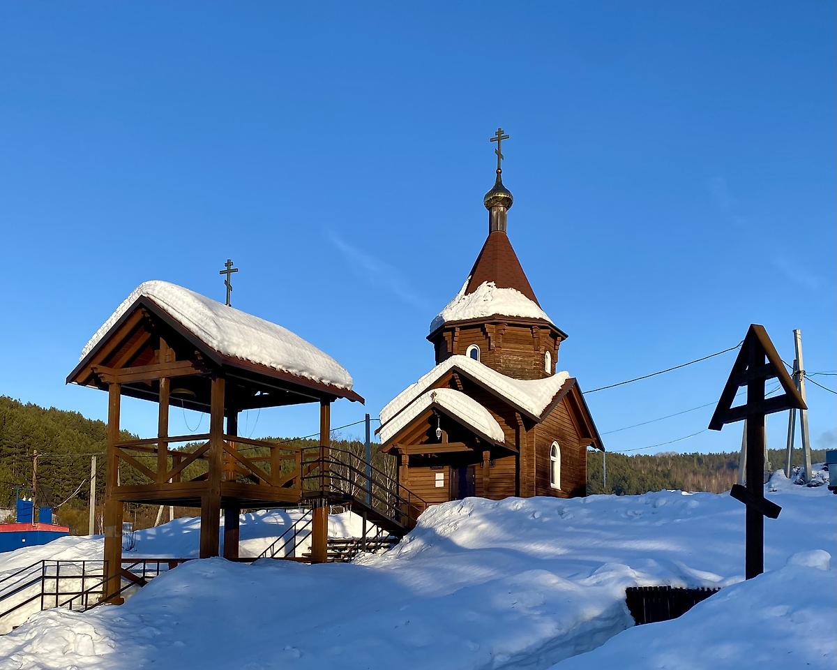 Звонница с храмом, фасады. Храм-часовня Воздвижения Креста Господня, Мирный (Осинники, город, Кемеровская область)