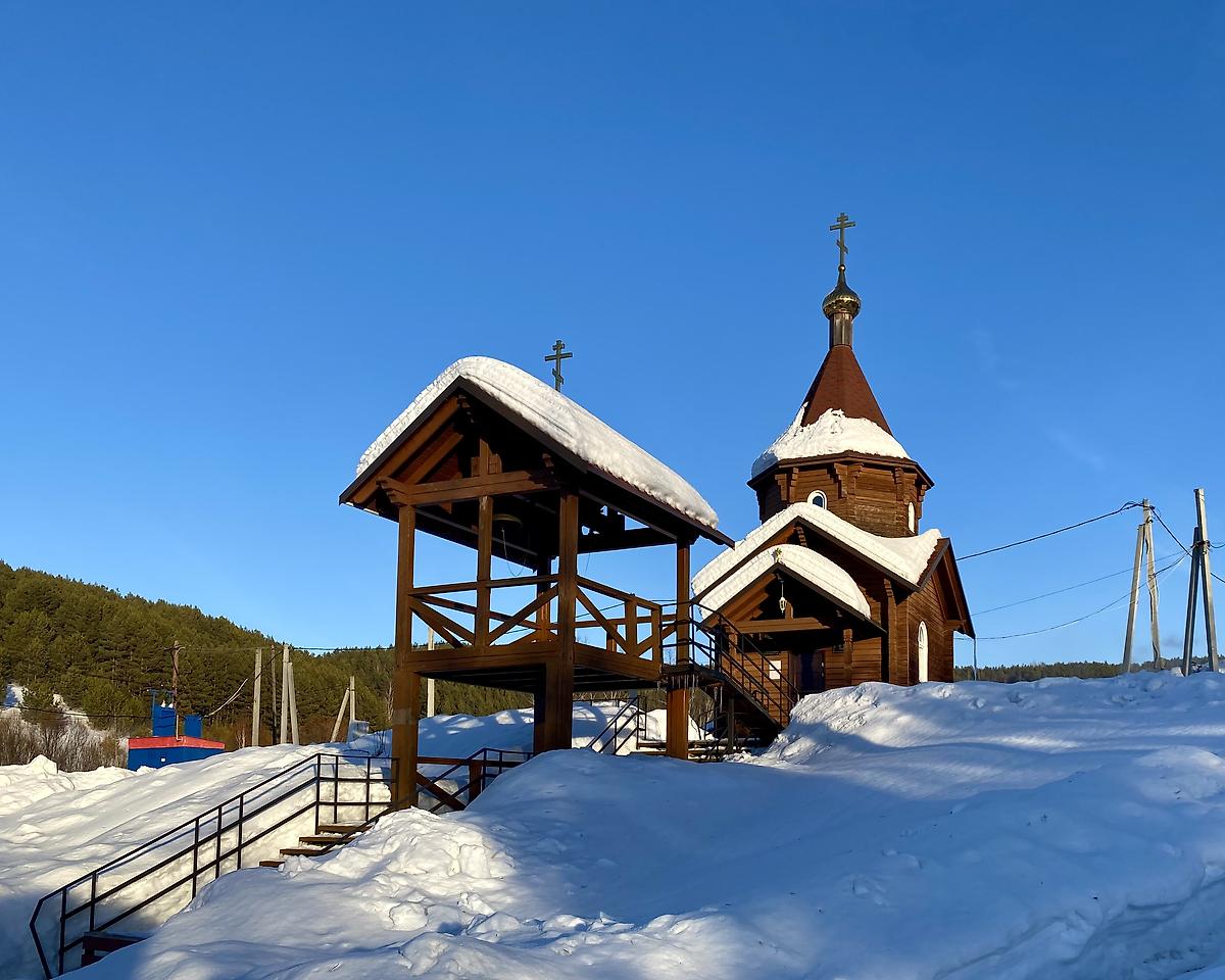 Вид с запада, дополнительная информация. Храм-часовня Воздвижения Креста Господня, Мирный (Осинники, город, Кемеровская область)