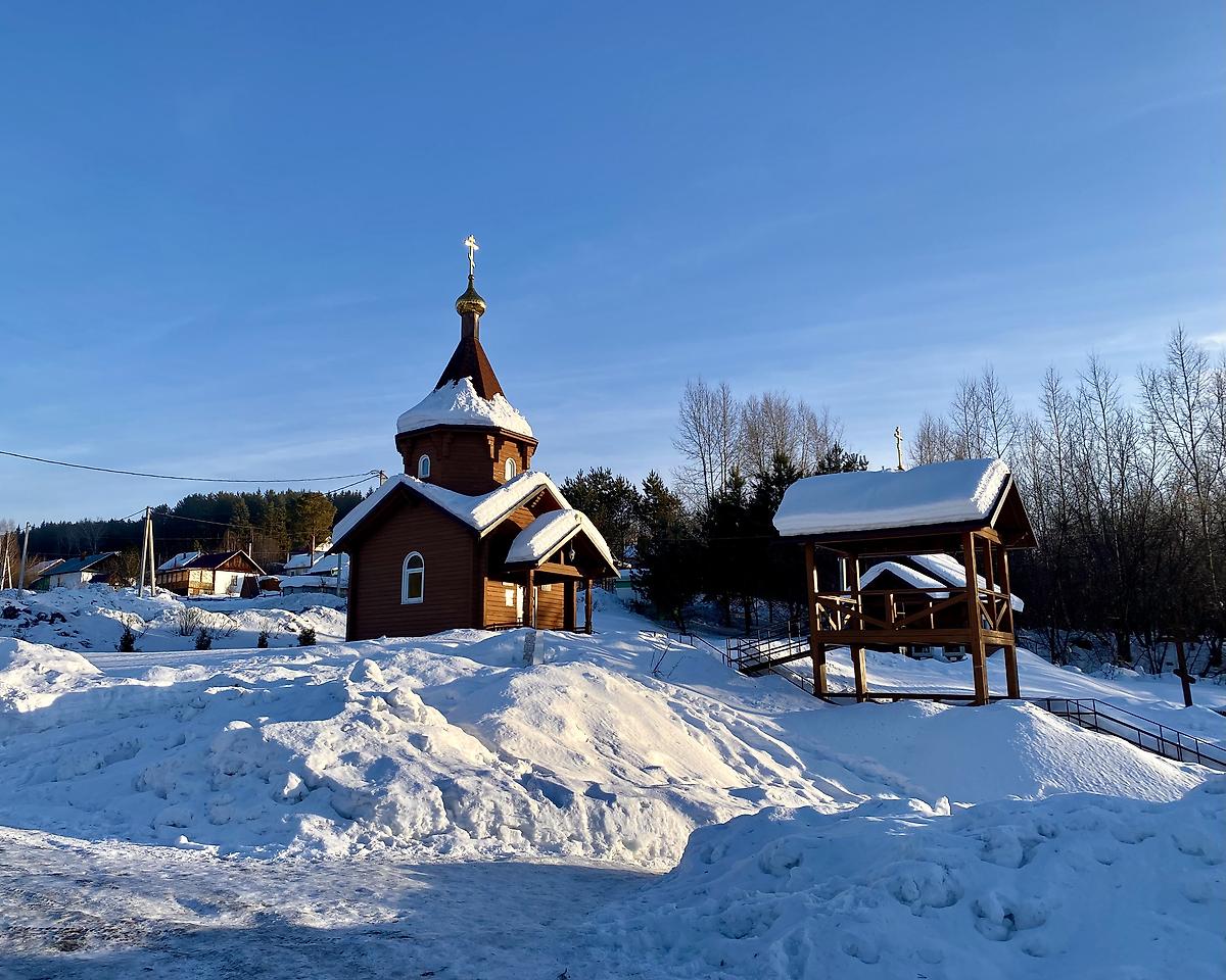 Вид с СЗ, фасады. Храм-часовня Воздвижения Креста Господня, Мирный (Осинники, город, Кемеровская область)