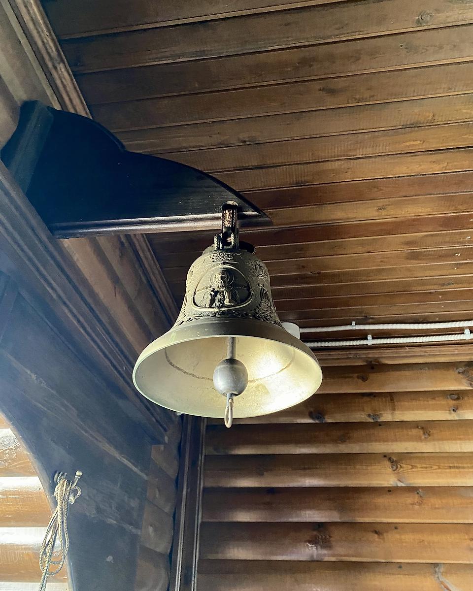 Колокол в притворе, дополнительная информация. Церковь Ксении Петербургской, Новокузнецк (Новокузнецкий район и г. Новокузнецк, Кемеровская область)