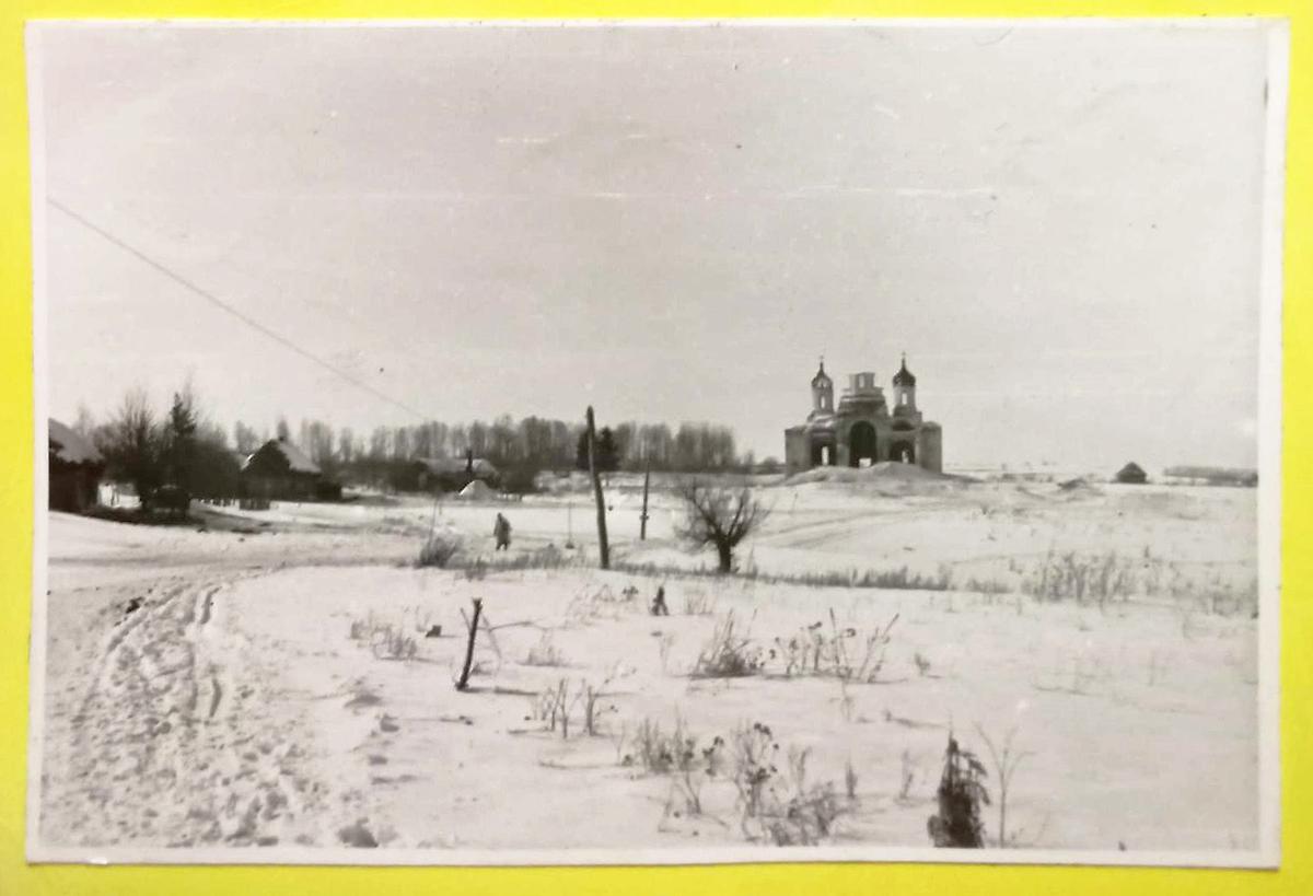Храм в ландшафте села. Фото 1942 г. с аукциона e-bay.de, архивная фотография. Церковь Покрова Пресвятой Богородицы (утраченная), Подбелевце (Мценский район и г. Мценск, Орловская область)