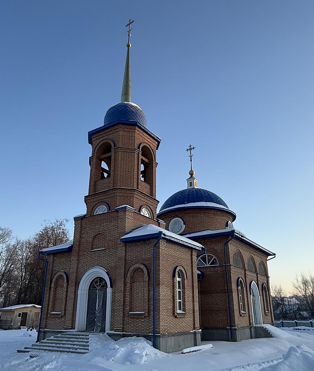 Вид с юго-запада, фасады. Церковь Успения Пресвятой Богородицы на Коломенском кладбище (новая), Великие Луки (Великолукский район и г. Великие Луки, Псковская область)
