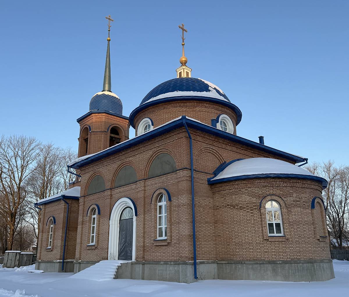 Вид с юго-востока, фасады. Церковь Успения Пресвятой Богородицы на Коломенском кладбище (новая), Великие Луки (Великолукский район и г. Великие Луки, Псковская область)