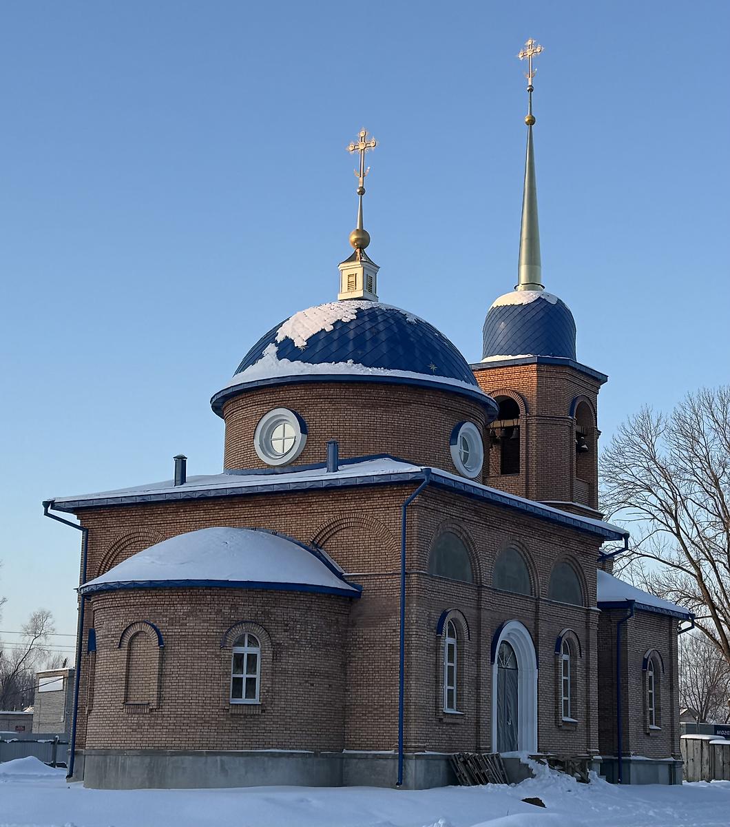 Вид с северо-востока, фасады. Церковь Успения Пресвятой Богородицы на Коломенском кладбище (новая), Великие Луки (Великолукский район и г. Великие Луки, Псковская область)