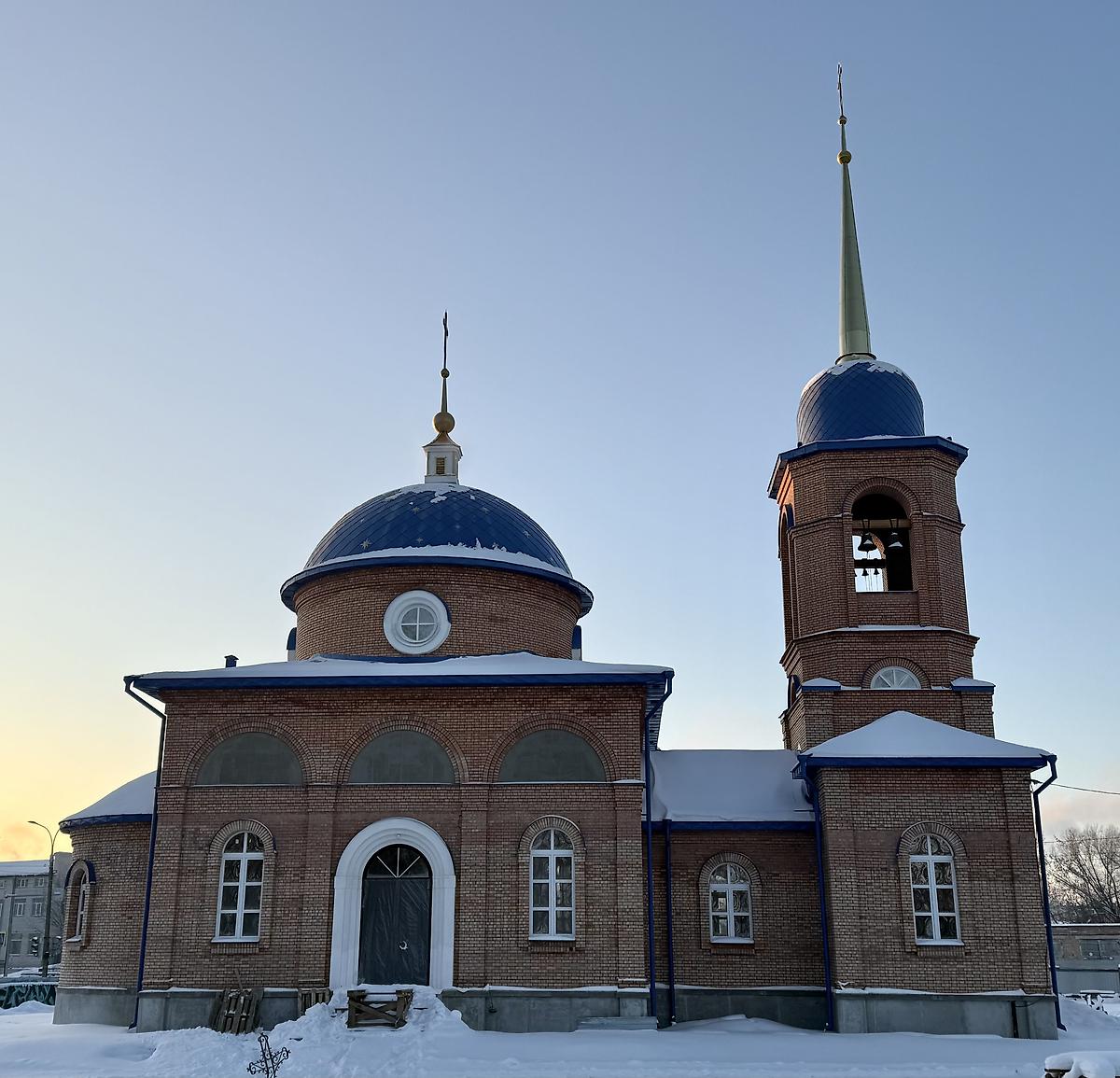 Вид с севера, фасады. Церковь Успения Пресвятой Богородицы на Коломенском кладбище (новая), Великие Луки (Великолукский район и г. Великие Луки, Псковская область)