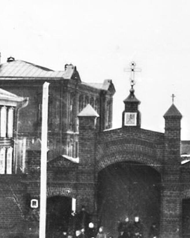  Келейный корпус с домовой церковью - здание слева с двумя фронтонами.Фото в период 1901-1917 гг. С сайта "Сарапульская старина", архивная фотография. Церковь Рождества Пресвятой Богородицы, Сарапул (Сарапульский район и г. Сарапул, Республика Удмуртия)